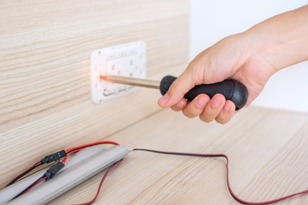 Jak bezpiecznie rozprowadzić kable elektryczne w domu?