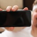 Jak połączyć telefon Samsung z TV Samsung bez kabli?