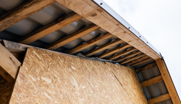 Jaką grubość płyty OSB wybrać na poddasze?