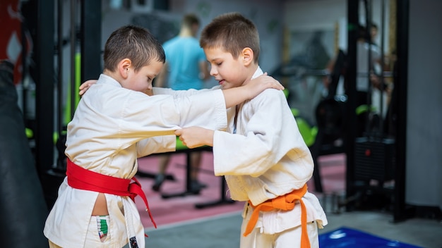 Judo czy karate - która sztuka walki będzie lepsza dla Twojego dziecka?