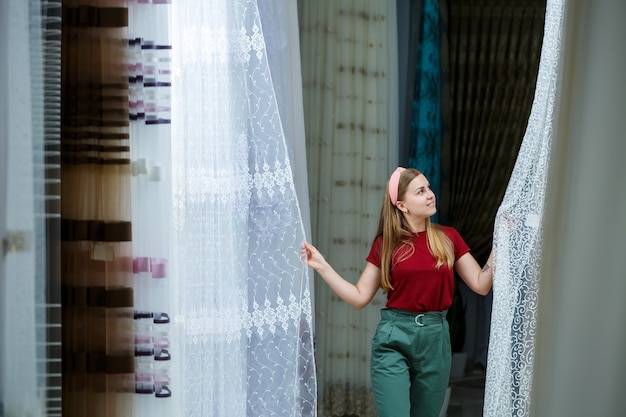 Jakie firany wybrać do nowoczesnego salonu?