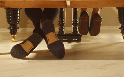 Jakie skarpetki pasują do szarych spodni i brązowych butów?