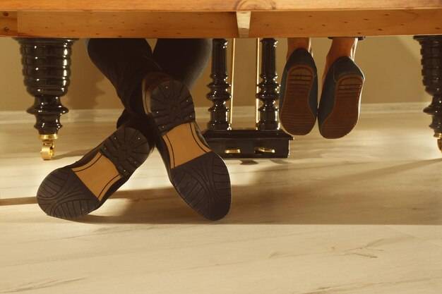 Jakie skarpetki pasują do szarych spodni i brązowych butów?